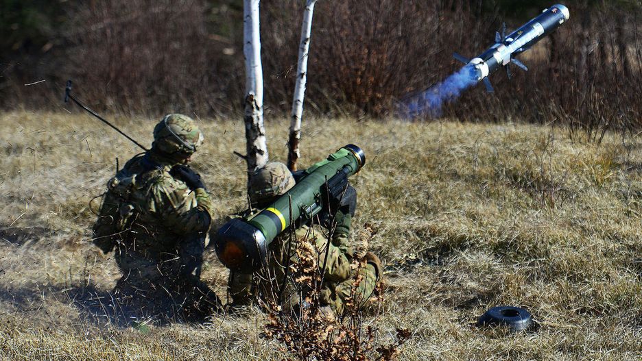 Wyrzutnia Javelin z rakietą waży ok 20 kg