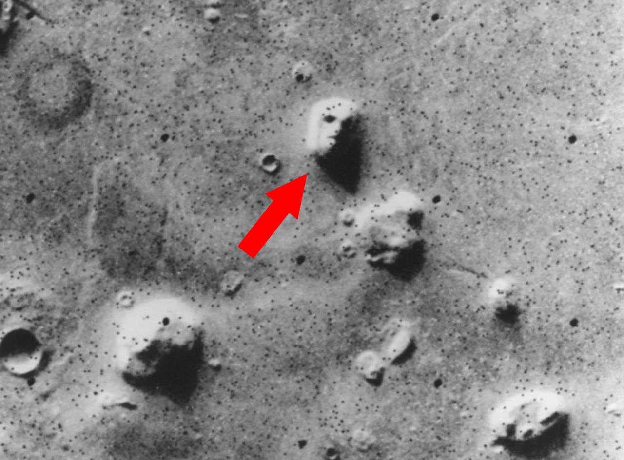 Marsjańska Twarz i "Gdzie oni są?" Enrico Fermiego. Na tropie pozaziemskich cywilizacji - Zdjęcie Marsa zarejestrowane przez sondę Viking 1 w 1976 r.