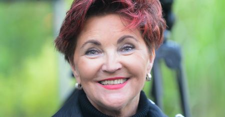 Takie kolory to dla niej rzadkość. Jolanta Kwaśniewska odjęła sobie kilka lat