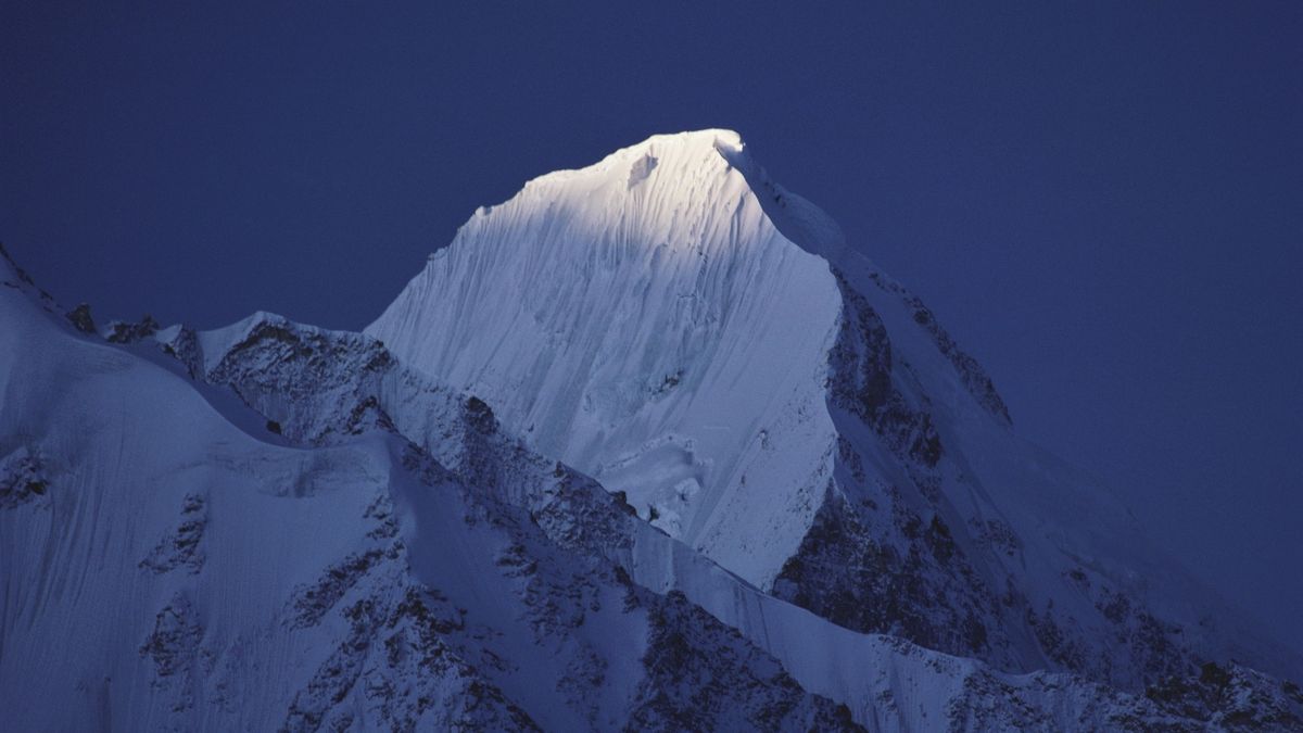 szczyt Pumori w Himalajach