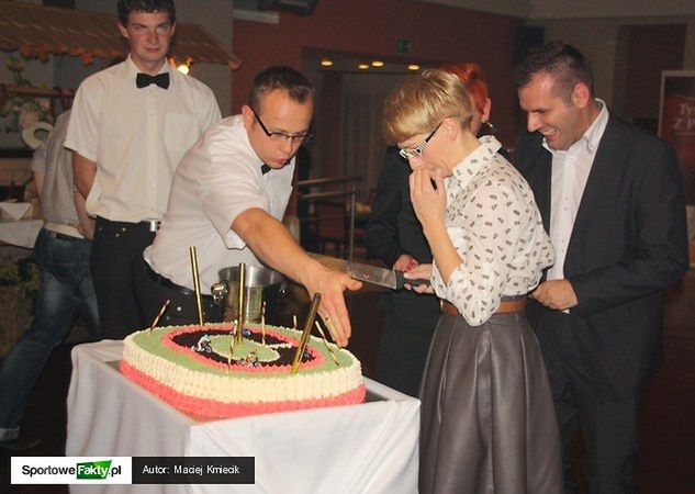 Podczas podsumowania sezonu 2012 w Ostrowie gości poczęstowano tortem w kształcie toru żużlowego.