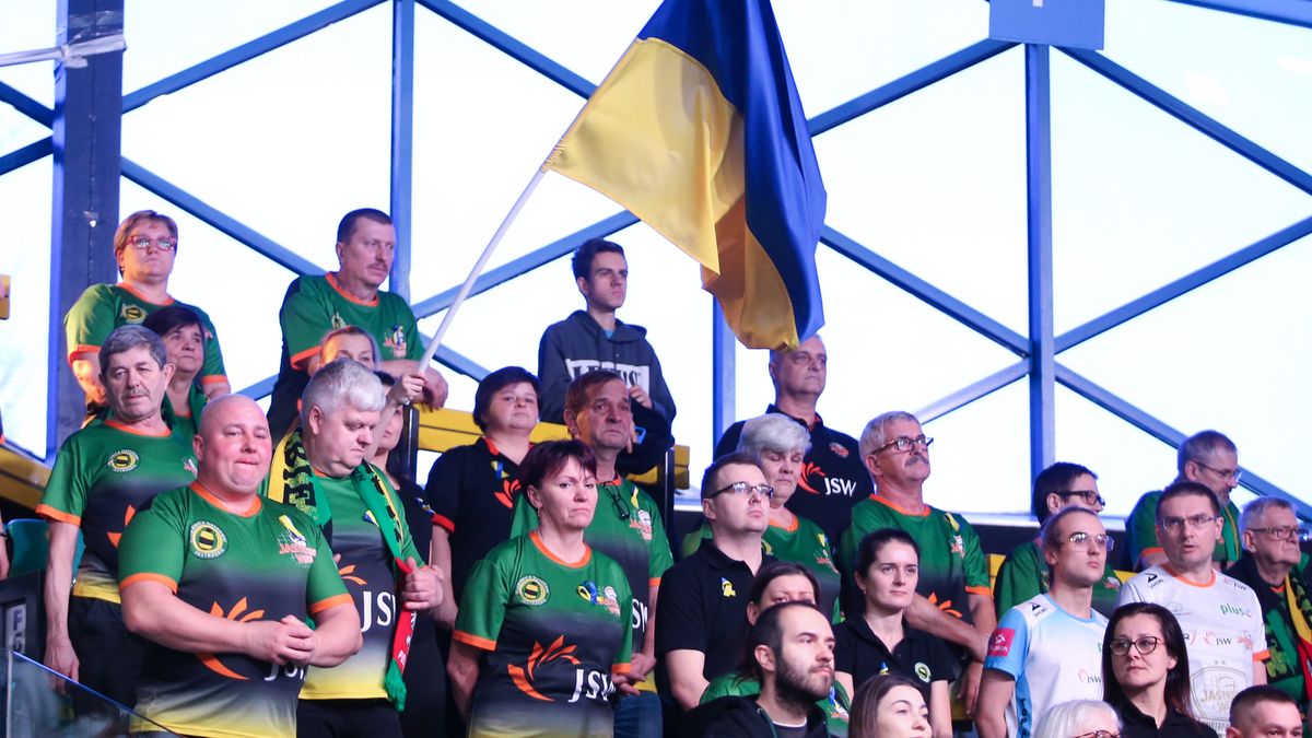 WP SportoweFakty / Anna Klepaczko / Na zdjęciu: Kibice Jastrzębskiego Węgla z ukraińską flagą