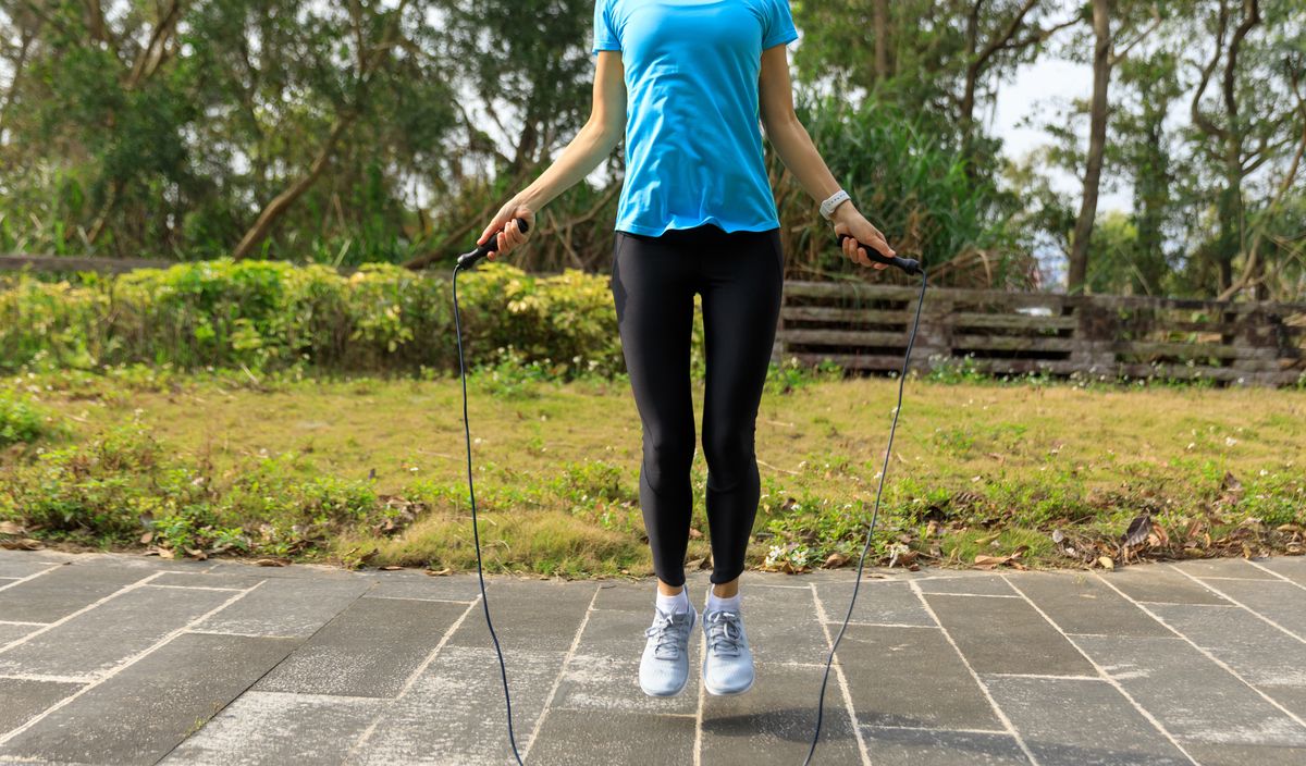 Skoki na skakance mogą być dobrym sposobem na wzmocnienie mięśni nóg