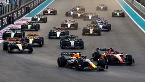 Verstappen kończy mistrzowski sezon wygraną! Taktyczne szachy nie pomogły Ferrari