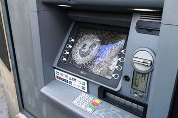 Rozbił bankomat. Znaleźli mężczyznę po śladach krwi