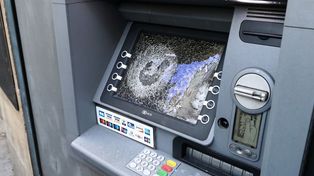 Rozbił bankomat. Znaleźli mężczyznę po śladach krwi
