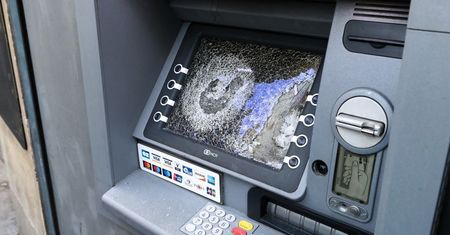 Rozbił bankomat. Znaleźli mężczyznę po śladach krwi