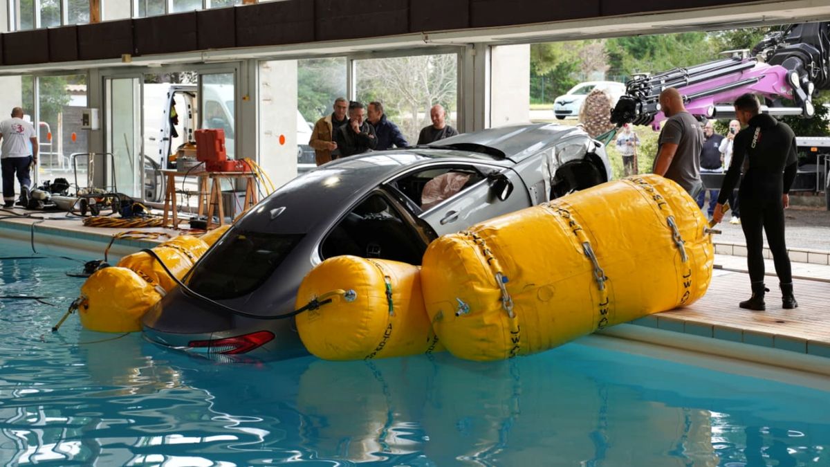 Wjechała do basenu. Służby wydobyły już samochód.