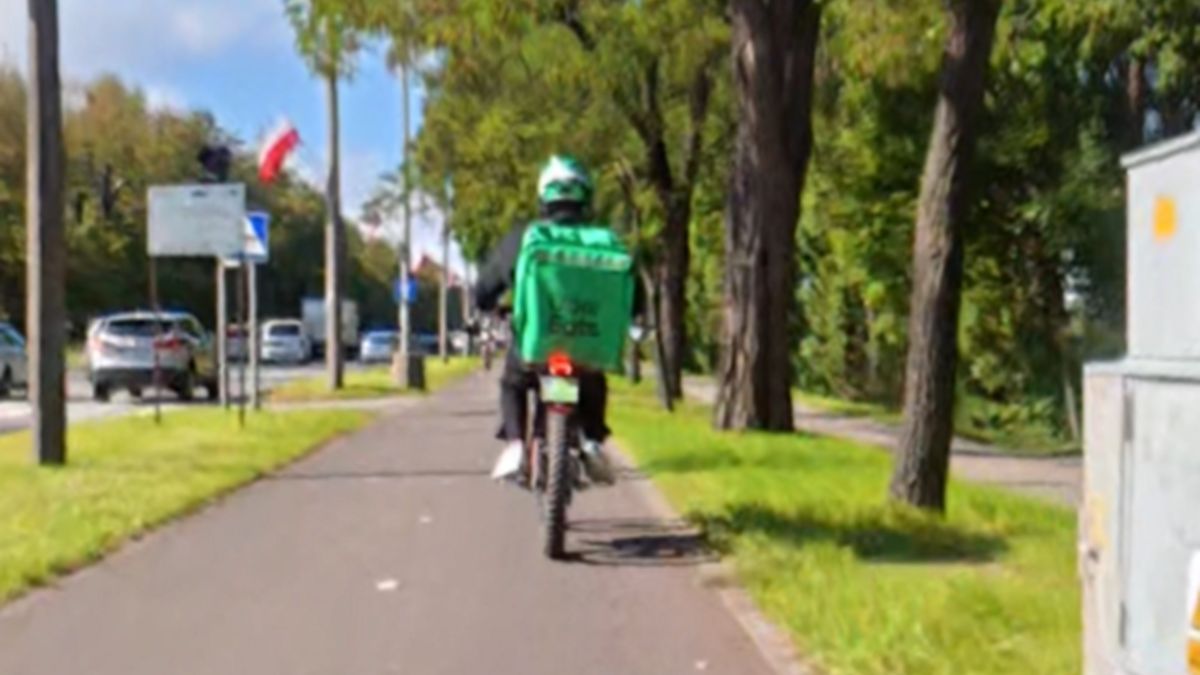 Dostawca jedzenia został nagrany w Gdańsku.