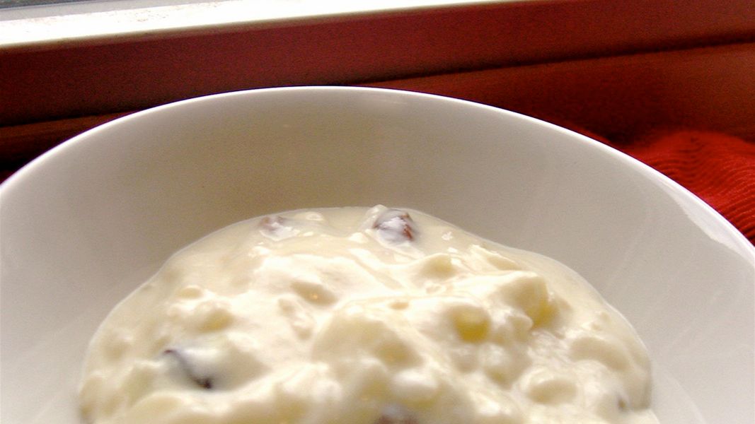 Budyń z kremem kokosowym w proszku przygotowany z mlekiem o zawartości tłuszczu 2%