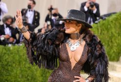 Zjawiskowa Jennifer Lopez na MET Gali. Trudno oderwać od niej wzrok