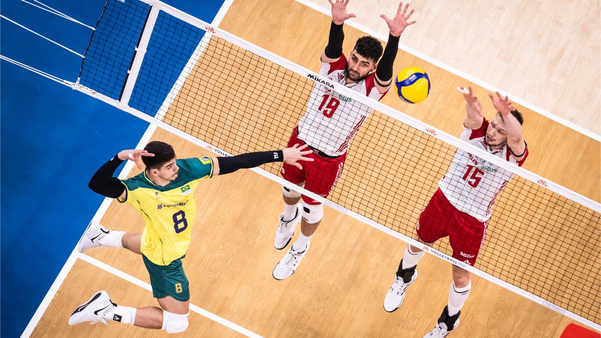Materiały prasowe / FIVB / Henrique Honorato (nr 8) w starciu z polskim blokiem