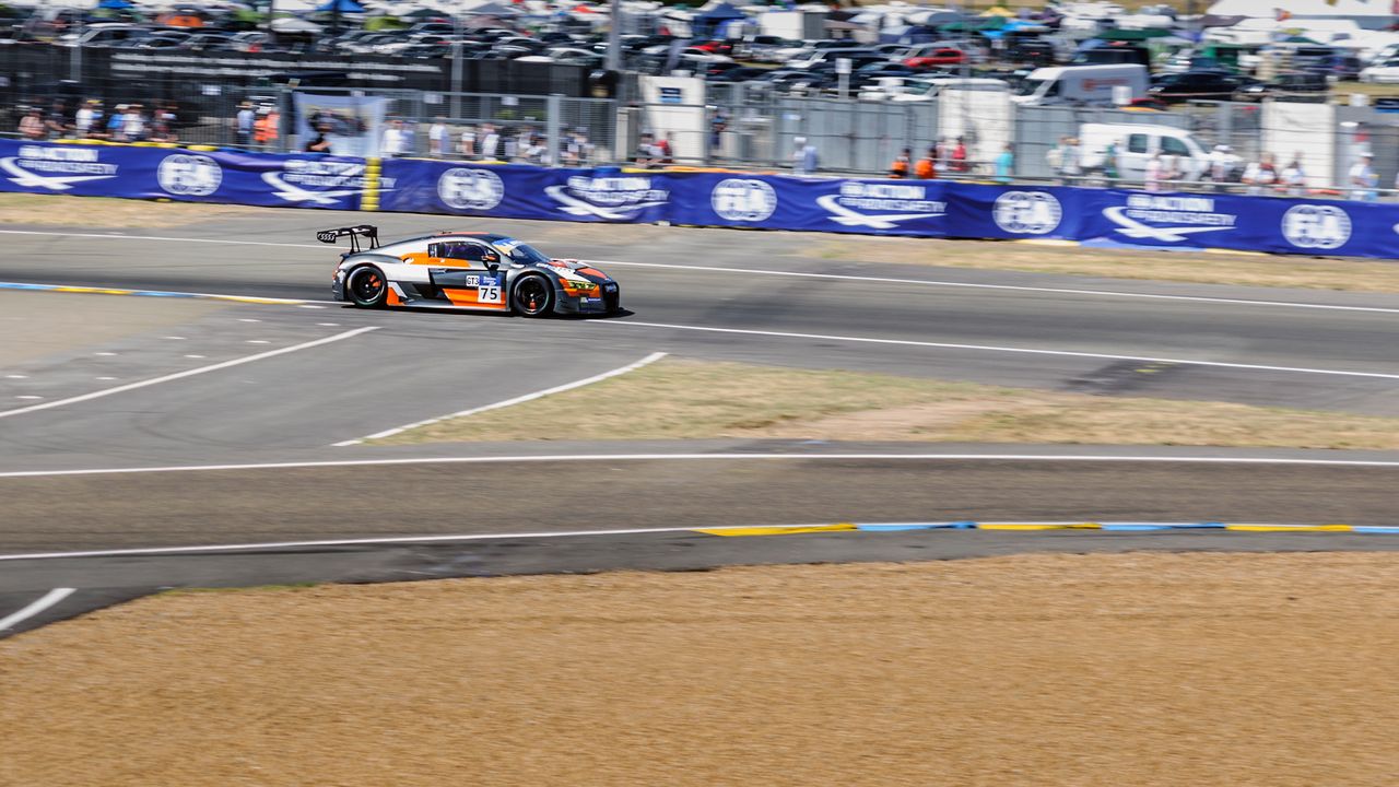 Puchar Road to Le Mans - niedługi wyścig, który poprzedza właściwe 24 Heures du Mans. Ścierają się tutaj auta LMP3 oraz GT3. Na zdjęciu Audi R8 LMS.