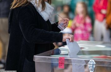 Zaczęło się referendum w dużym mieście. Dostają dwie karty