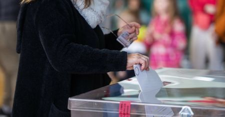 Zaczęło się referendum w dużym mieście. Dostają dwie karty