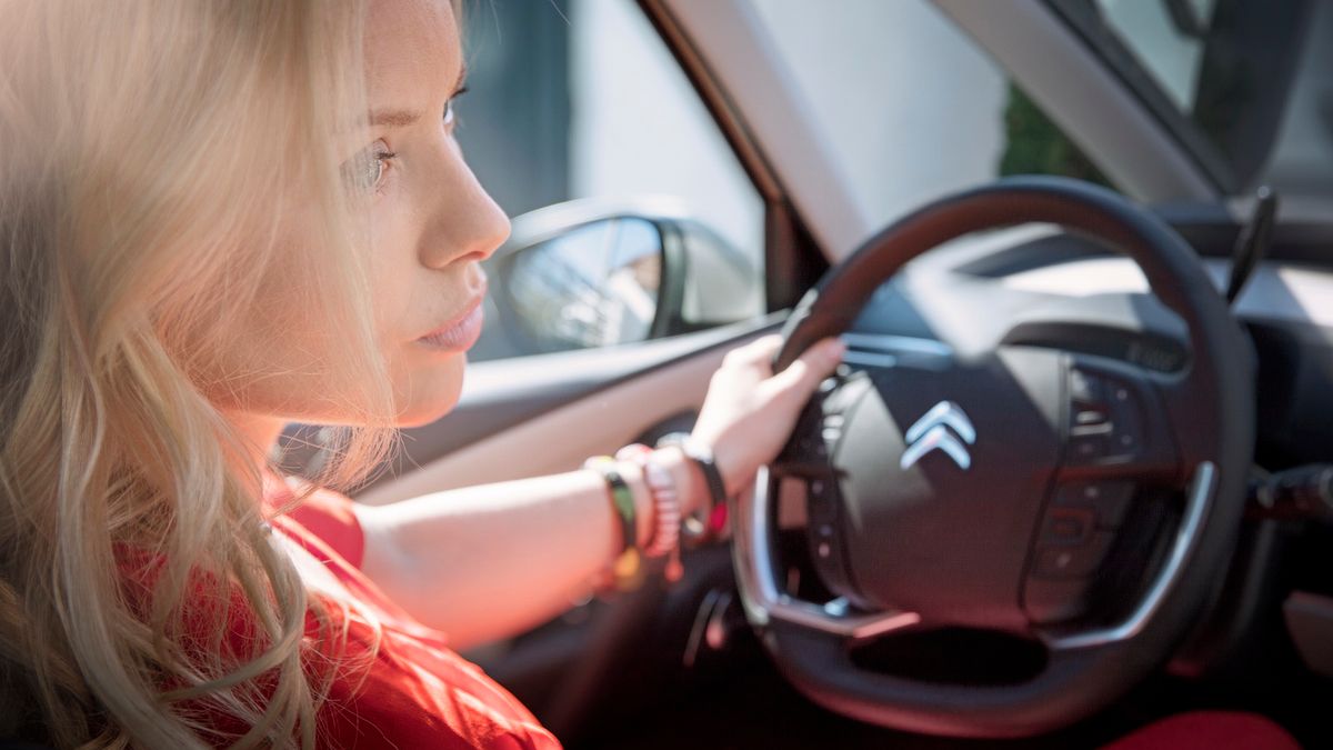 Polacy spędzają czas w pracy na szukaniu nowych aut.