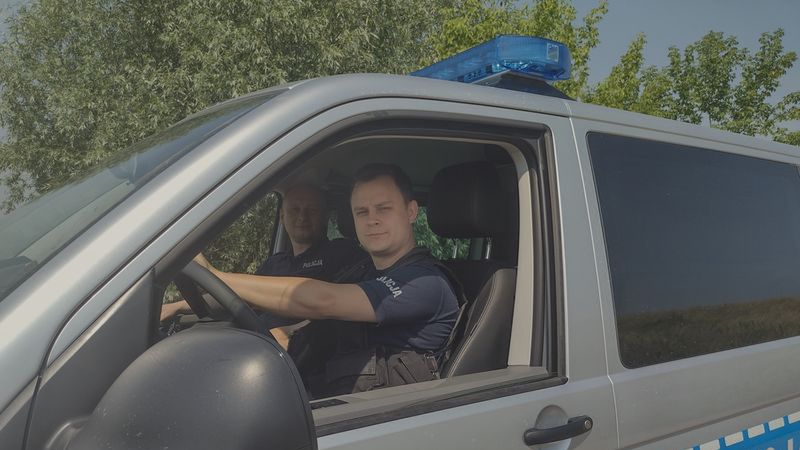 Sierż. szt. Miłosz Kozak i sierż. Artur Wójcik pobiegli do potrzebującego pomocy chłopca.