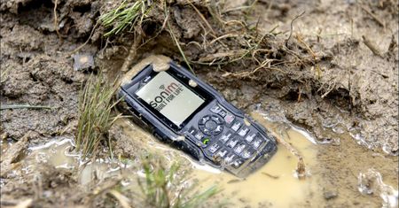 Pancerne smartfony. Ericsson R310, Sonim, Samsung Solid, Caterpillar i inne, niezniszczalne telefony