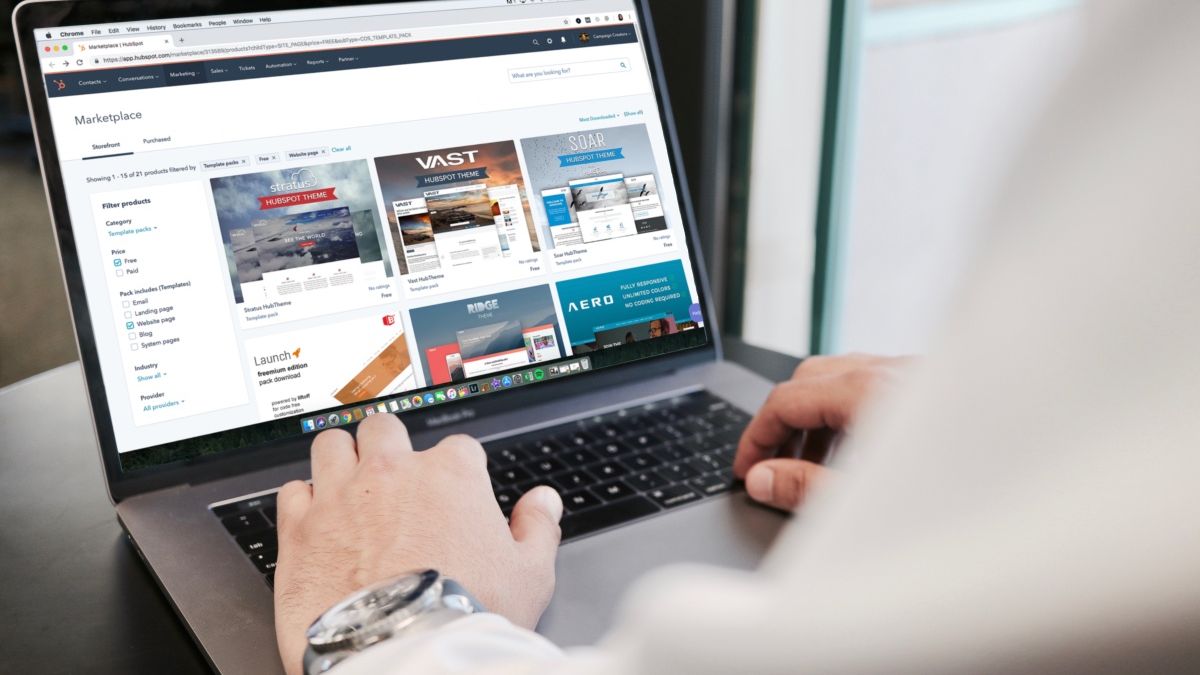 Na zdjęciu osoba przeglądająca oferty na stronie internetowej