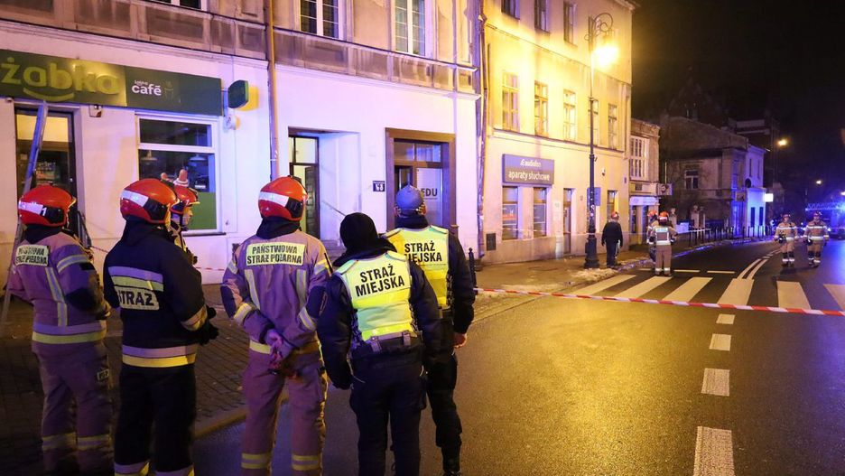 Woda podmyła fundamenty kamienicy. Mieszkańcy uciekli na ulicę