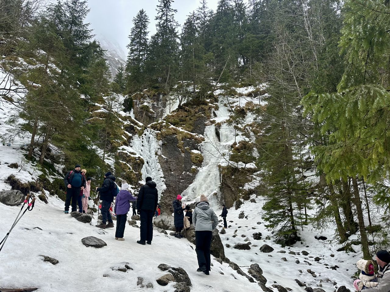 Zdjęcia z Tatr. Lodowe formacje przyciągają turystów