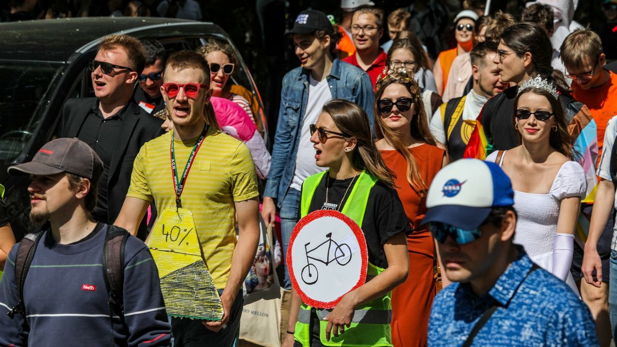 Młodzi ludzie na Juwenaliach w Krakowie. Polska jest w europejskiej czołówce, jeśli chodzi o aktywność zawodową młodych