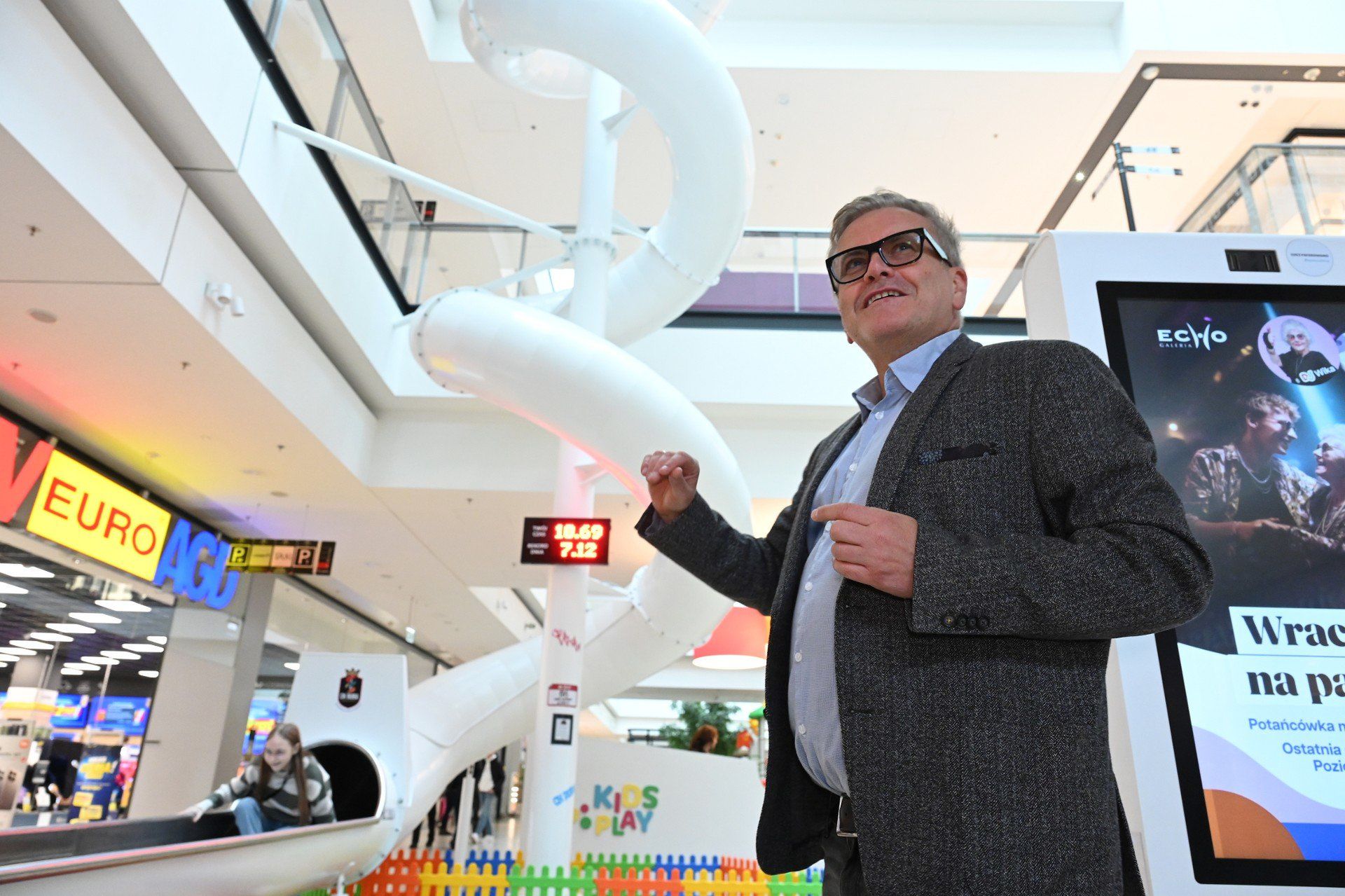 W Galerii Echo w Kielcach od miesiąca działa największa zjeżdżalnia w europejskim centrum handlowym, która ma 36 metrów długości i ponad 12 metrów wysokości. Na zdjęciu dyrektor galerii Tomasz Rurarz.
