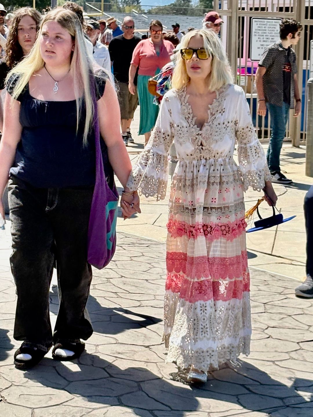 Tori Spelling i jej eksmąż na ceremonii zakończenia szkoły córki