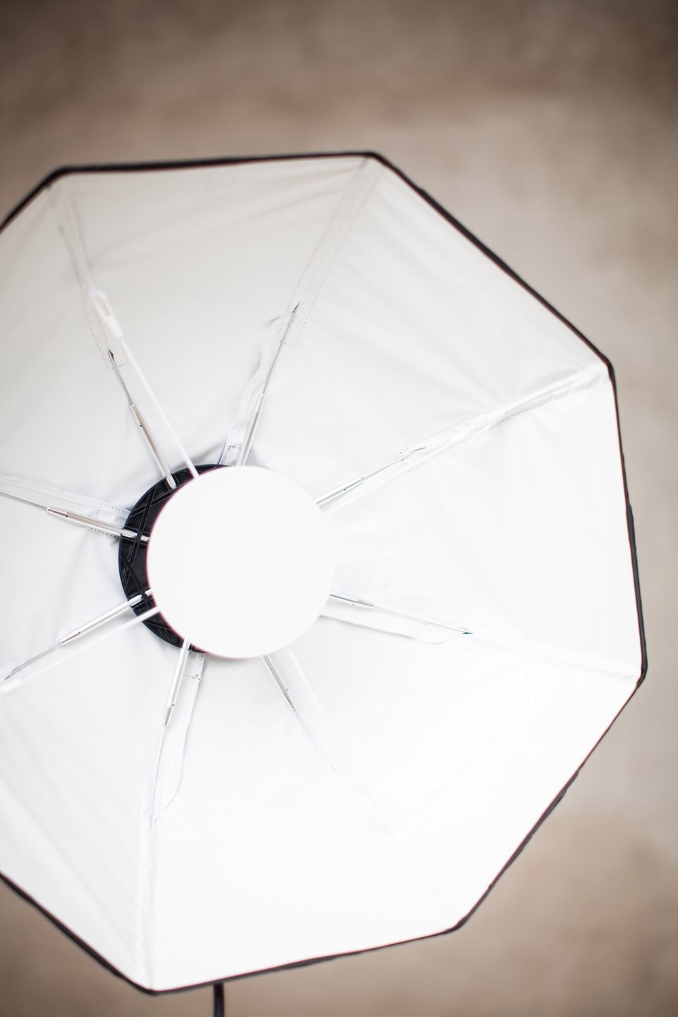 Profoto prezentuje mobilny beauty dish dla fotografów lubiących lekkie i przenośne rozwiązania 13