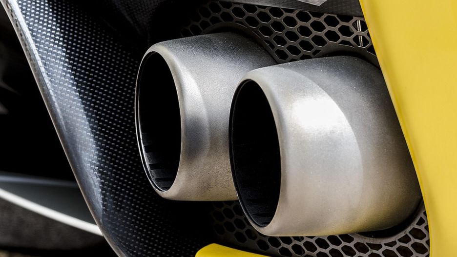 Donald Trump chce powrotu samochodów spalinowych