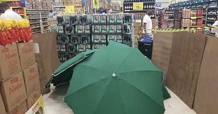 Carrefour. Skandaliczna sytuacja w Brazylii. Ciało zmarłego kierownika zakryto parasolami