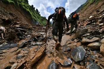 Tragedia w Nepalu. Setki osób zaginęły po potężnej powodzi błotnej