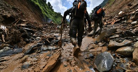 Tragedia w Nepalu. Setki osób zaginęły po potężnej powodzi błotnej