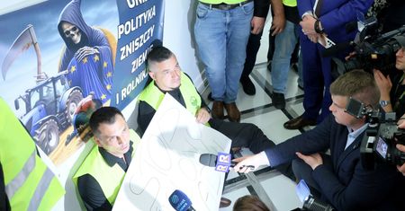 Rolnicy rozpoczęli strajk okupacyjny w Sejmie. Chcą spotkania z Tuskiem