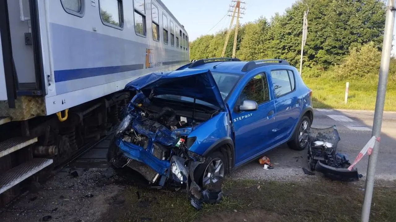 Wjechali pod pociąg. 18-letni kierowca miał prawo jazdy od 4 tygodni