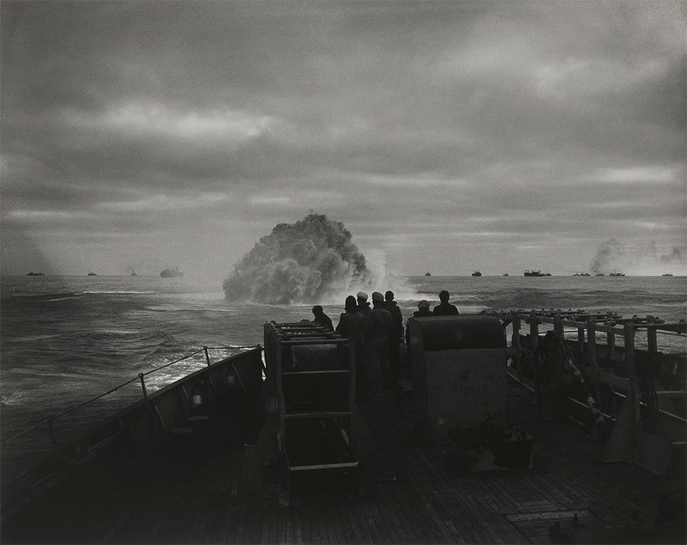 Oto chwalebna chwila amerykańskiej marynarki - US Coast Guard Cutter Spencer niszczy nazistowską łódź podwodną U-175, dnia 17 kwietnia 1943 roku.