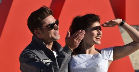 Zac Efron promuje nowy "Słoneczny patrol" na plaży w Sydney (ZDJĘCIA)