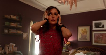 "Kopnęłabym cię, gdybym mogła" – emocjonalny rollercoaster od studia A24. Rose Byrne w roli życia
