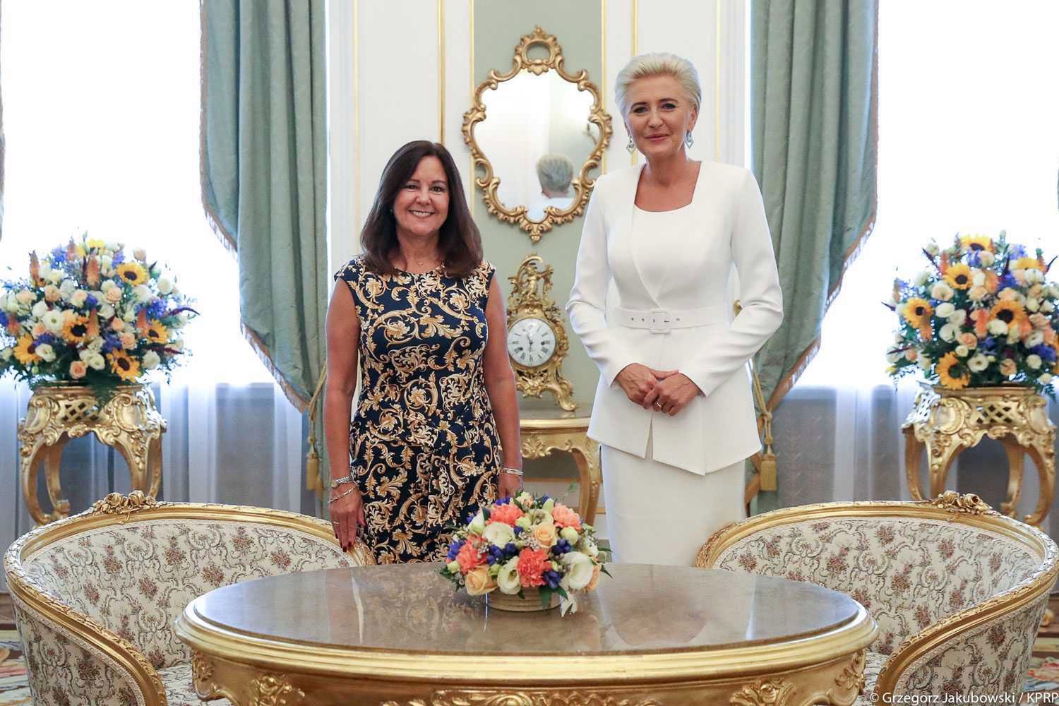 Agata Duda w białej kreacji na spotkaniu z Karen Pence