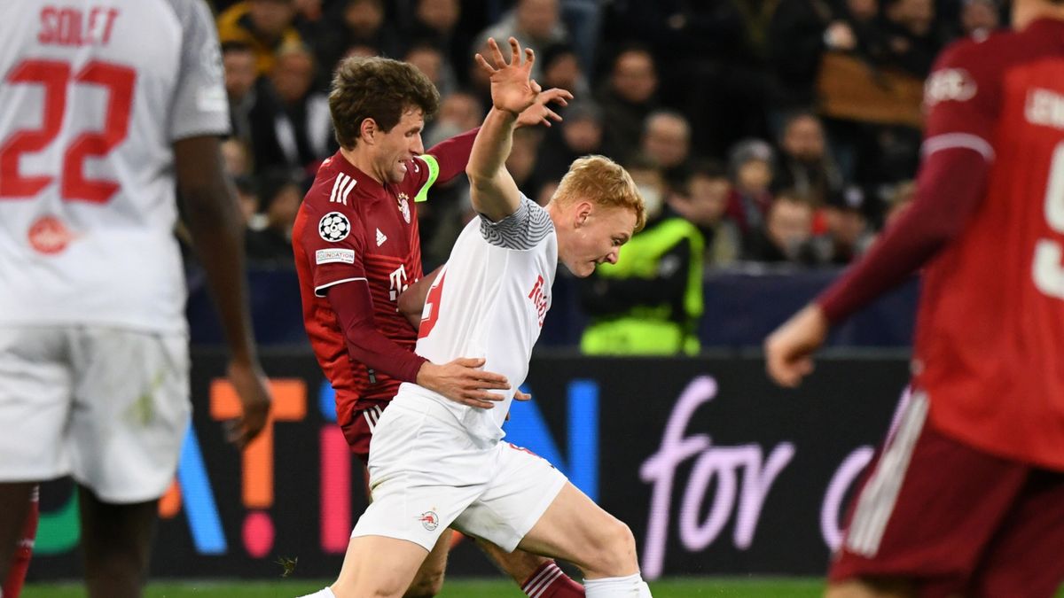 PAP/EPA / PHILIPP GUELLAND / Na zdjęciu od lewej: Thomas Mueller i Nicolas Seiwald