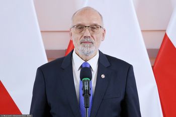 "Żałosne widowisko". Prof. Nowak o rozłamie w PiS