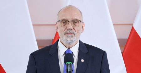 "Żałosne widowisko". Prof. Nowak o rozłamie w PiS