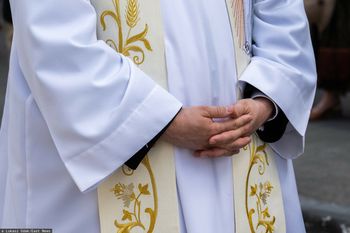 "Możecie przyjść z kamieniami". Biskup zaprasza na kawę