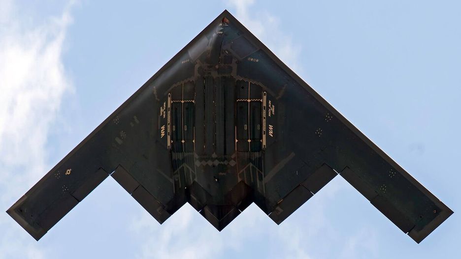 Bombowiec B-2A Spirit widziany od spodu z otwartymi komorami uzbrojenia