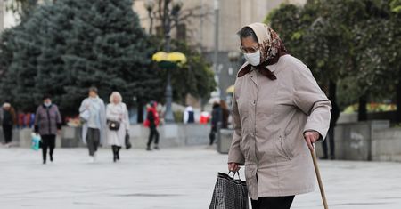 Nysa. Chciała pomóc wnukowi. Seniorka wyrzuciła 75 tys. zł przez okno