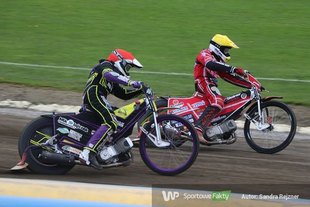 Hubert Jabłoński (kask czerwony) w pojedynku z Damianem Ratajczakiem