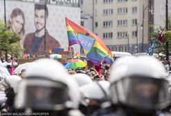 Przywódca bojówki kibiców na kontrmanifestacji w Białymstoku. Obok działacze PiS