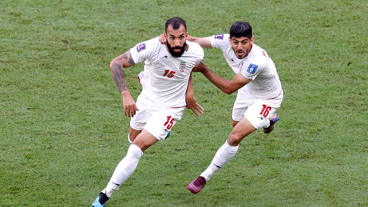 PAP/EPA / Rungroj Yongrit  / Na zdjęciu: Rouzbeh Cheshmi i Mehdi Torabi cieszą się z gola