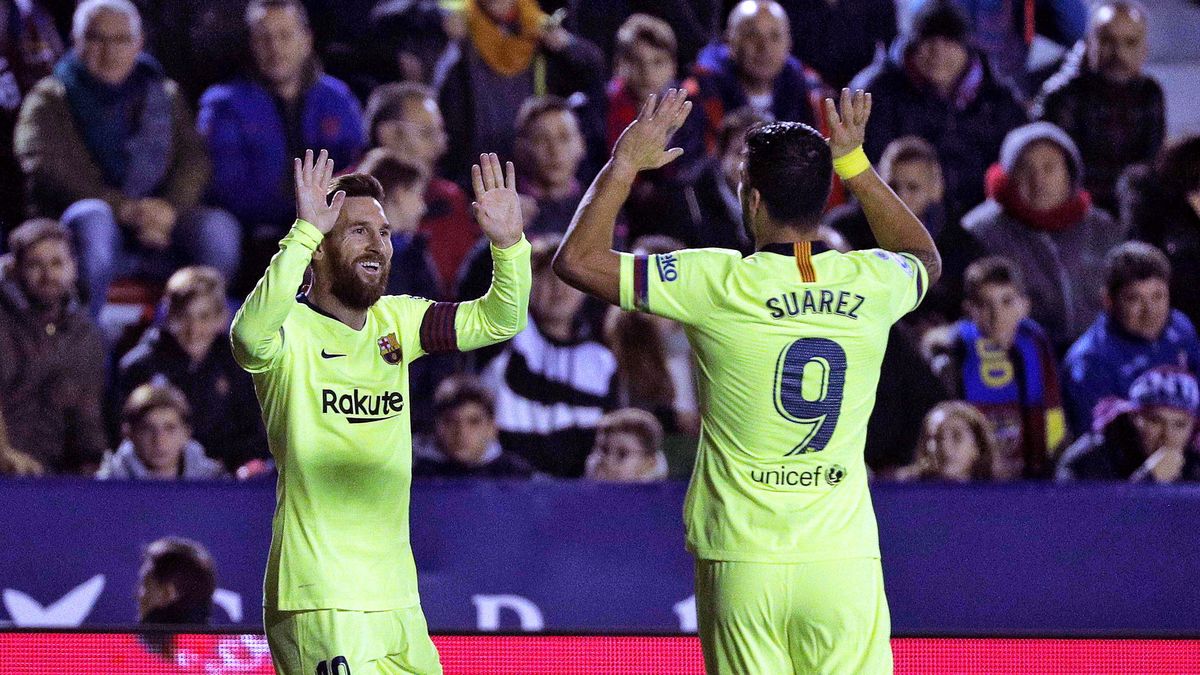 Lionel Messi (z lewej) i Luis Suarez (z prawej)