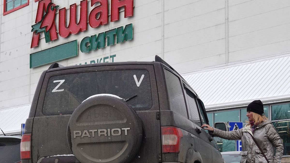 Na zdjęciu sklep Auchan z Podolska pod Moskwą. Przed nim jest zaparkowany samochód z literami "Z" i "V"